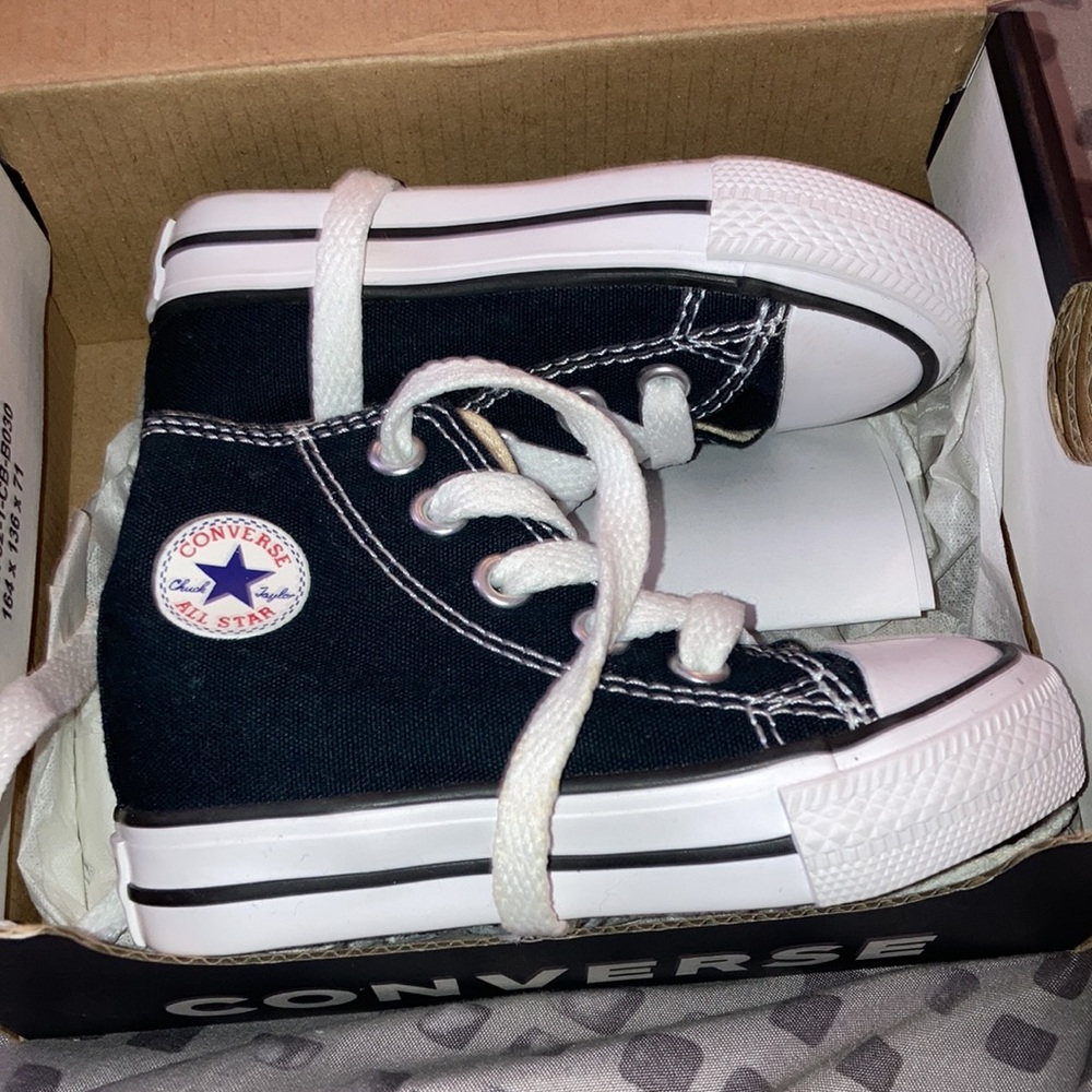 Brand new converse toddler sneakers size 4c